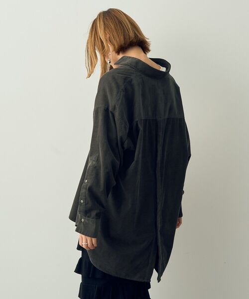 YECCA VECCA（イェッカヴェッカ）の「コーデュロイバック釦デザインシャツ（シャツ/ブラウス・レディース・ピンク/グレイッシュベージュ/チャコールグレー・FREE）」の4枚目の写真