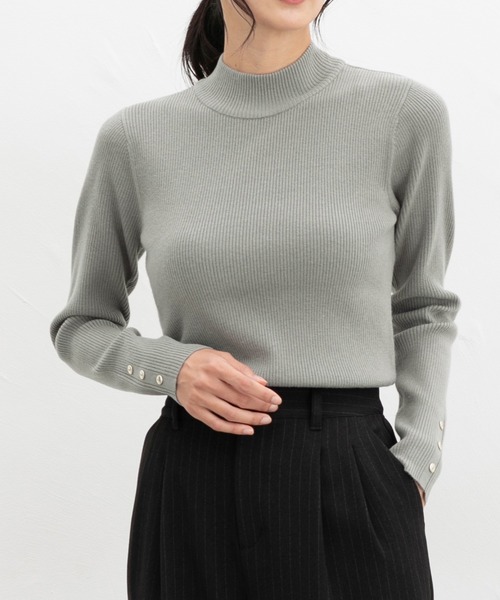 Honeys（ハニーズ）の「袖口金釦リブニット（ニット/セーター・レディース・レッド/グリーン/ブラック×ベージュ/アイボリー/ブラック/ホワイト×ブラック/杢グレー・S/M/L/LL）」の5枚目の写真