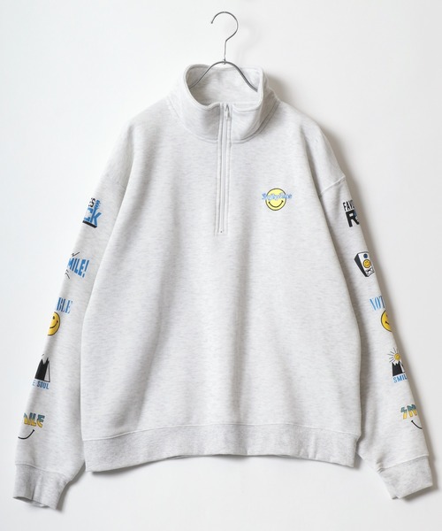 SMILEY FACE（スマイリーフェイス）の「SMILEY FACE/スマイリーフェイス 裏起毛 ワンポイント刺繍 袖ロゴプリント オーバーサイズ スウェット ハーフジップ レディース メンズ（スウェット・レディース・グレー系その他2/スミクロ/ブラック系その他3/ブラック系その他/アッシュグレー/ネイビー/ブラック系その他2/グレー系その他/ブラック・L/M/LL）」の22枚目の写真