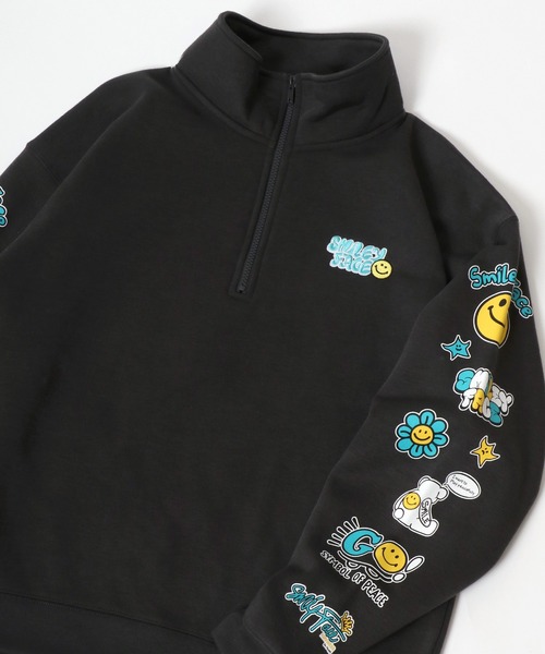SMILEY FACE（スマイリーフェイス）の「SMILEY FACE/スマイリーフェイス 裏起毛 ワンポイント刺繍 袖ロゴプリント オーバーサイズ スウェット ハーフジップ レディース メンズ（スウェット・レディース・グレー系その他2/スミクロ/ブラック系その他3/ブラック系その他/アッシュグレー/ネイビー/ブラック系その他2/グレー系その他/ブラック・L/M/LL）」の18枚目の写真
