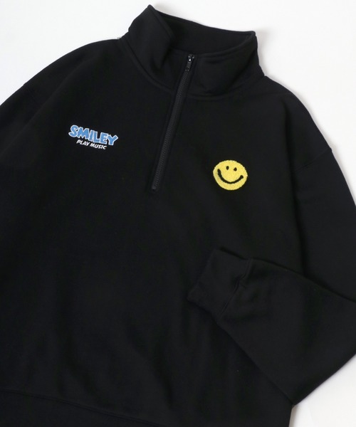 SMILEY FACE（スマイリーフェイス）の「SMILEY FACE/スマイリーフェイス 裏起毛 ワンポイント刺繍 袖ロゴプリント オーバーサイズ スウェット ハーフジップ レディース メンズ（スウェット・レディース・グレー系その他2/スミクロ/ブラック系その他3/ブラック系その他/アッシュグレー/ネイビー/ブラック系その他2/グレー系その他/ブラック・L/M/LL）」の14枚目の写真