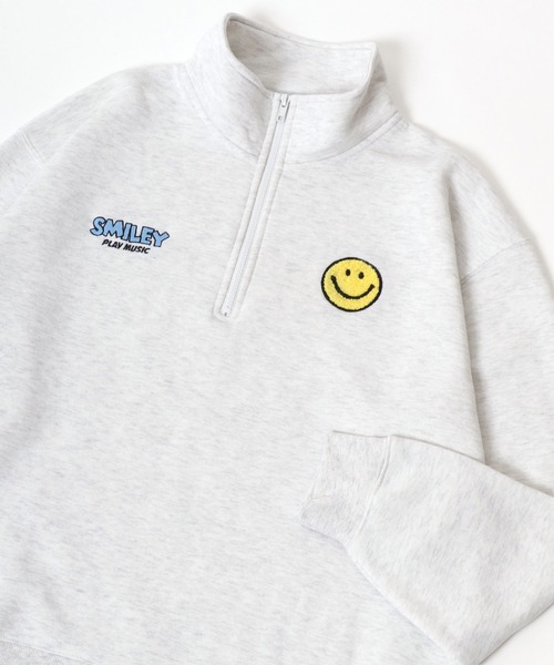 SMILEY FACE（スマイリーフェイス）の「SMILEY FACE/スマイリーフェイス 裏起毛 ワンポイント刺繍 袖ロゴプリント オーバーサイズ スウェット ハーフジップ レディース メンズ（スウェット・レディース・グレー系その他2/スミクロ/ブラック系その他3/ブラック系その他/アッシュグレー/ネイビー/ブラック系その他2/グレー系その他/ブラック・L/M/LL）」の13枚目の写真