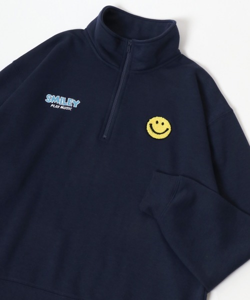 SMILEY FACE（スマイリーフェイス）の「SMILEY FACE/スマイリーフェイス 裏起毛 ワンポイント刺繍 袖ロゴプリント オーバーサイズ スウェット ハーフジップ レディース メンズ（スウェット・レディース・グレー系その他2/スミクロ/ブラック系その他3/ブラック系その他/アッシュグレー/ネイビー/ブラック系その他2/グレー系その他/ブラック・L/M/LL）」の11枚目の写真