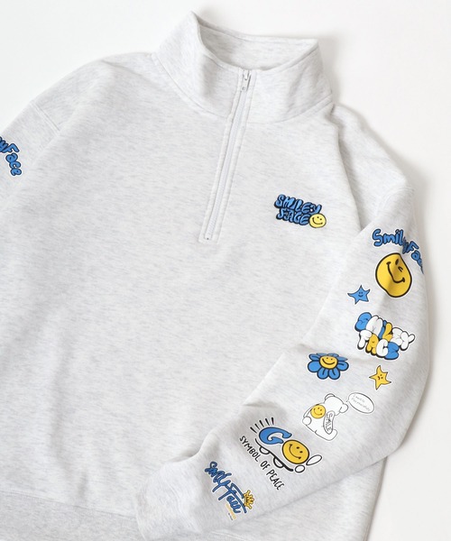 SMILEY FACE（スマイリーフェイス）の「SMILEY FACE/スマイリーフェイス 裏起毛 ワンポイント刺繍 袖ロゴプリント オーバーサイズ スウェット ハーフジップ レディース メンズ（スウェット・レディース・グレー系その他2/スミクロ/ブラック系その他3/ブラック系その他/アッシュグレー/ネイビー/ブラック系その他2/グレー系その他/ブラック・L/M/LL）」の10枚目の写真