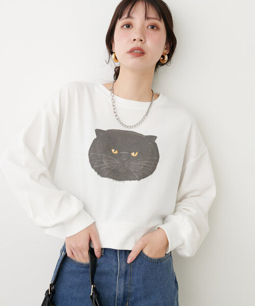 natural couture(ナチュラルクチュール)の「ジト目ねこちゃん裏毛プルオーバー(Tシャツ/カットソー・レディース・オフホワイト/チャコールグレー・FREE)」の4枚目の写真