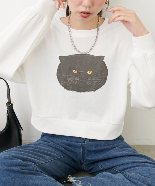 natural couture(ナチュラルクチュール)の「ジト目ねこちゃん裏毛プルオーバー(Tシャツ/カットソー・レディース・オフホワイト/チャコールグレー・FREE)」の3枚目の写真