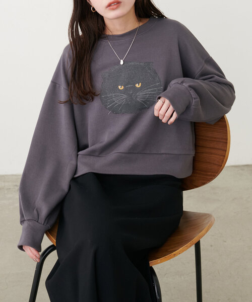natural couture(ナチュラルクチュール)の「ジト目ねこちゃん裏毛プルオーバー(Tシャツ/カットソー・レディース・オフホワイト/チャコールグレー・FREE)」の10枚目の写真