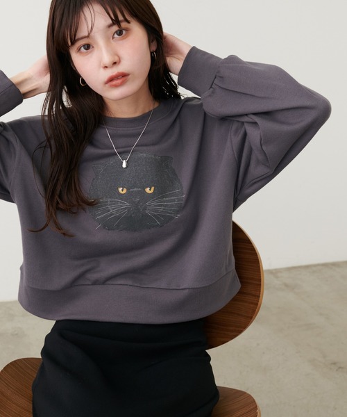natural couture(ナチュラルクチュール)の「ジト目ねこちゃん裏毛プルオーバー(Tシャツ/カットソー・レディース・オフホワイト/チャコールグレー・FREE)」の2枚目の写真