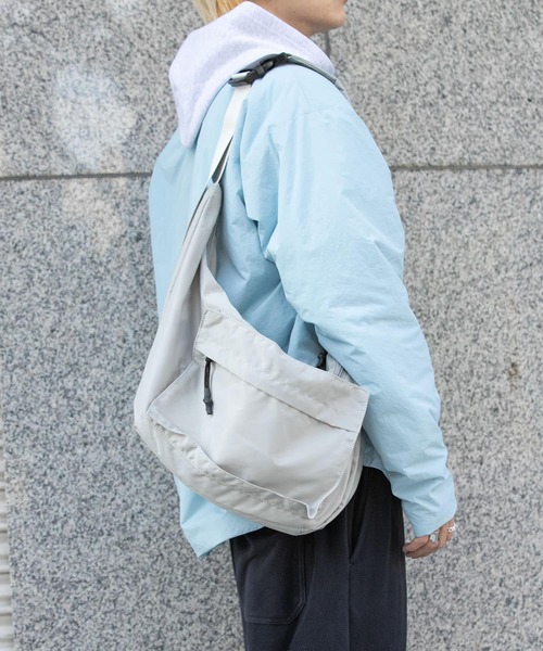 SENSE OF PLACE by URBAN RESEARCH（センスオブプレイスバイアーバンリサーチ）の「ナイロンボディバッグ（ショルダーバッグ・メンズ・ブラック/チャコールグレー/グレー・ONE）」の4枚目の写真