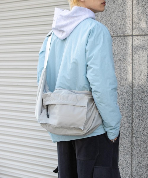 SENSE OF PLACE by URBAN RESEARCH（センスオブプレイスバイアーバンリサーチ）の「ナイロンボディバッグ（ショルダーバッグ・メンズ・ブラック/チャコールグレー/グレー・ONE）」の5枚目の写真