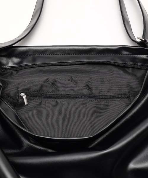 DEVICE(デバイス)の「DEVICE ジップデザイン ルーズ マンメイド レザー ビッグ ショルダーバッグ(ショルダーバッグ・メンズ・ブラック・FREE)」の14枚目の写真
