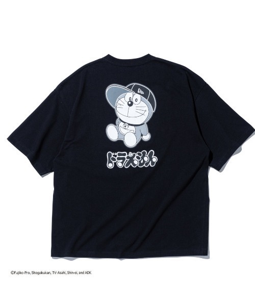 NEW ERA(ニューエラ)の「NEW ERA DORAEMON CAP OVERSIZED TEE(ニューエラ ドラえもん キャップ オーバーサイズドTシャツ)(Tシャツ/カットソー・メンズ・ブラック・MEDIUM/LARGE/X-LARGE)」の1枚目の写真