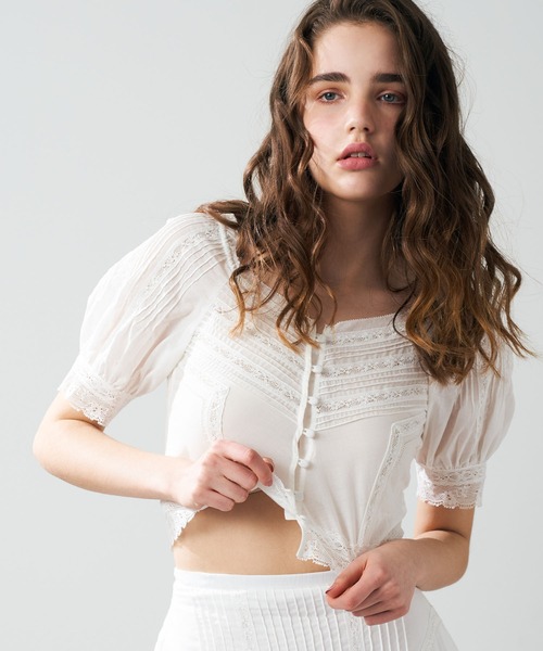 DEICY（デイシー）の「レースピンタックブラウス（シャツ/ブラウス・レディース・ピンク/オフホワイト/ライトブルー・FREE）」の2枚目の写真