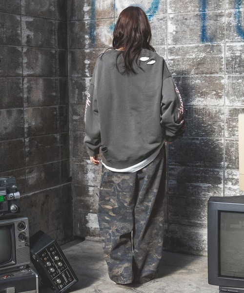 PBLIM(ページボーイリム)の「【UNISEX】カスレロゴダメージスウェット(スウェット・レディース・ピンク/ホワイト/チャコールグレー・MEDIUM/LARGE)」の5枚目の写真