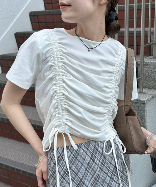 DISCOAT(ディスコート)の「【umm.】ギャザーTシャツ(Tシャツ/カットソー・レディース・カーキ/オフホワイト/ブラック・FREE)」の4枚目の写真