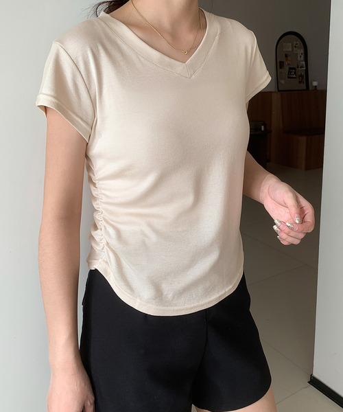 LOWO(ロワ)の「サイドギャザーVネック半袖Tシャツ カットソー(Tシャツ/カットソー・レディース・ベージュ/グレー/ホワイト/ブラック/イエロー/ピンク/モカ・FREE)」の5枚目の写真