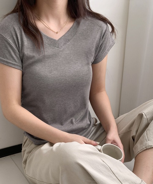 LOWO(ロワ)の「サイドギャザーVネック半袖Tシャツ カットソー(Tシャツ/カットソー・レディース・ベージュ/グレー/ホワイト/ブラック/イエロー/ピンク/モカ・FREE)」の4枚目の写真