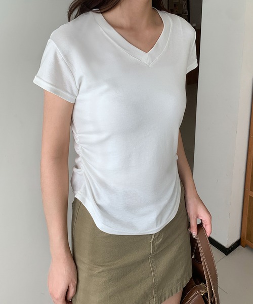 LOWO(ロワ)の「サイドギャザーVネック半袖Tシャツ カットソー(Tシャツ/カットソー・レディース・ベージュ/グレー/ホワイト/ブラック/イエロー/ピンク/モカ・FREE)」の2枚目の写真