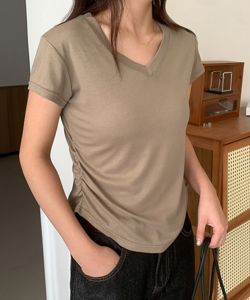 LOWO(ロワ)の「サイドギャザーVネック半袖Tシャツ カットソー(Tシャツ/カットソー・レディース・ベージュ/グレー/ホワイト/ブラック/イエロー/ピンク/モカ・FREE)」の1枚目の写真