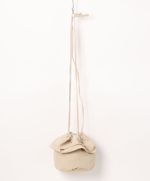 and it_（アンドイット）の「ナイロンフリル巾着バッグ（ショルダーバッグ・レディース・アイボリー/ブルー/レッド/ライトベージュ/ブラック・FREE）」の4枚目の写真