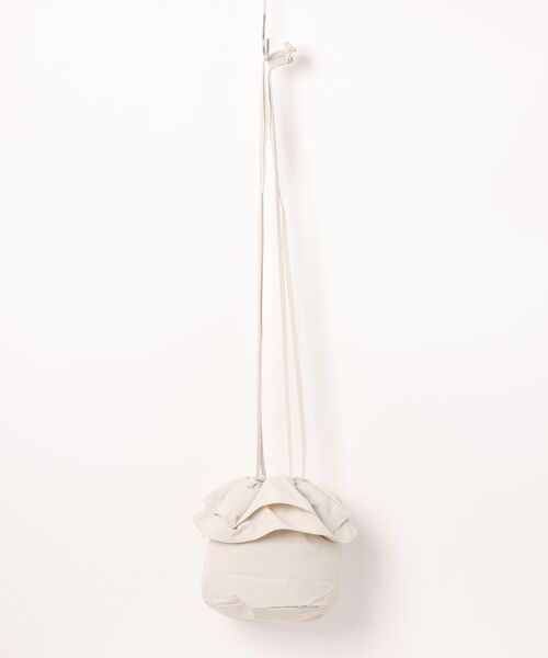 and it_（アンドイット）の「ナイロンフリル巾着バッグ（ショルダーバッグ・レディース・アイボリー/ブルー/レッド/ライトベージュ/ブラック・FREE）」の2枚目の写真