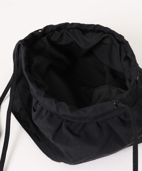 and it_（アンドイット）の「ナイロンフリル巾着バッグ（ショルダーバッグ・レディース・アイボリー/ブルー/レッド/ライトベージュ/ブラック・FREE）」の8枚目の写真