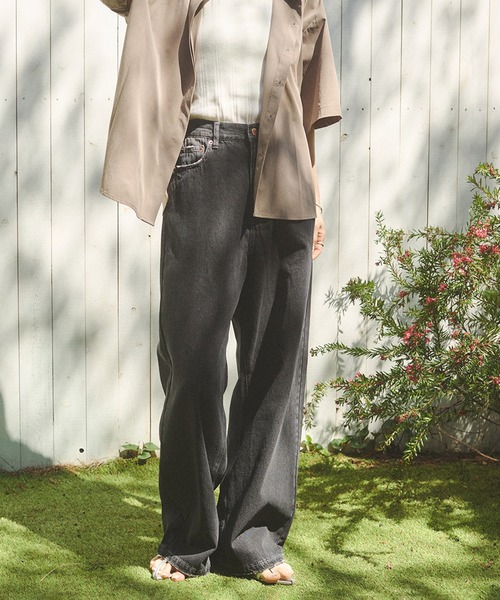 hunch(ハンチ)の「ダメージデニム ゆるストレートパンツ(デニムパンツ・レディース・ブラック/ライトグレー/ライトインディゴブルー・FREE)」の1枚目の写真