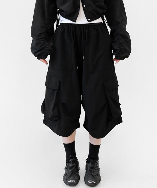 minsobi(ミンソビ)の「カーゴナイロンワイドバミューダパンツ(カーゴパンツ・メンズ・ブラック・FREE)」の2枚目の写真