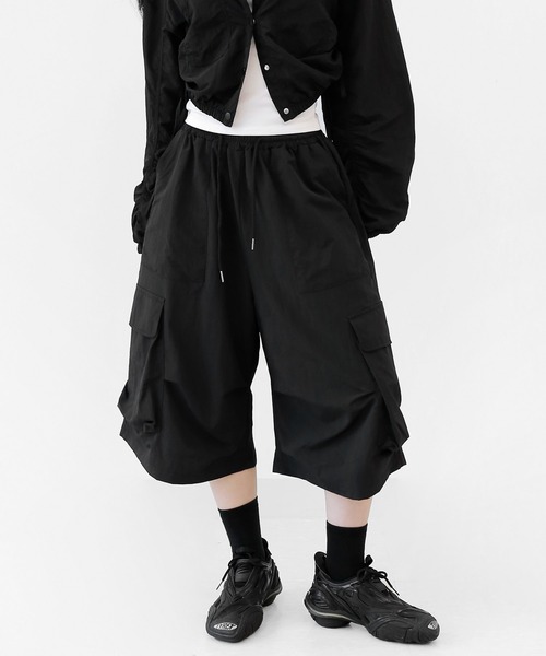 minsobi(ミンソビ)の「カーゴナイロンワイドバミューダパンツ(カーゴパンツ・メンズ・ブラック・FREE)」の3枚目の写真