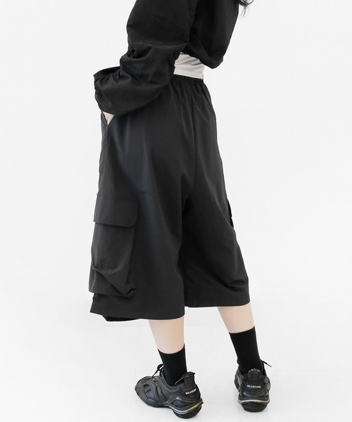 minsobi(ミンソビ)の「カーゴナイロンワイドバミューダパンツ(カーゴパンツ・メンズ・ブラック・FREE)」の7枚目の写真