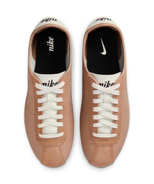 NIKE(ナイキ)の「ナイキ コルテッツ レザー ウィメンズシューズ / Nike Cortez Leather Women's Shoes HQ1841-200 Pale Shale(スニーカー・レディース・ブラウン系その他・22.5/23/23.5/24/24.5/25/25.5/22/26)」の2枚目の写真
