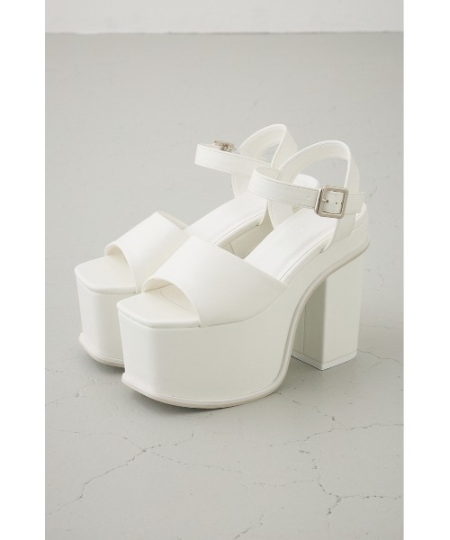AZUL by moussy(アズールバイマウジー)の「プラットフォームサンダル(サンダル・レディース・オフホワイト/ブラック・SMALL/MEDIUM/LARGE)」の2枚目の写真