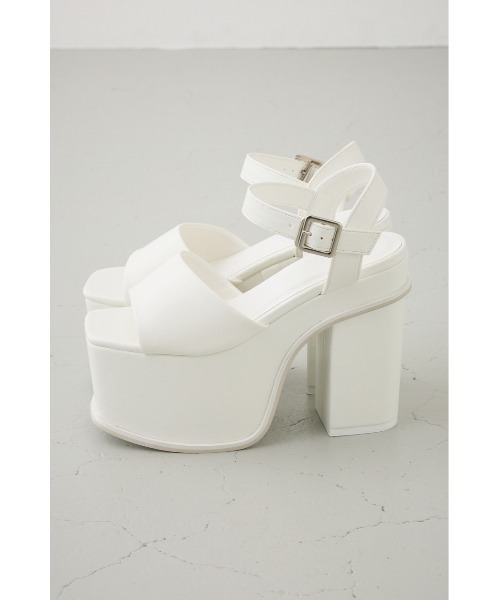 AZUL by moussy(アズールバイマウジー)の「プラットフォームサンダル(サンダル・レディース・オフホワイト/ブラック・SMALL/MEDIUM/LARGE)」の5枚目の写真