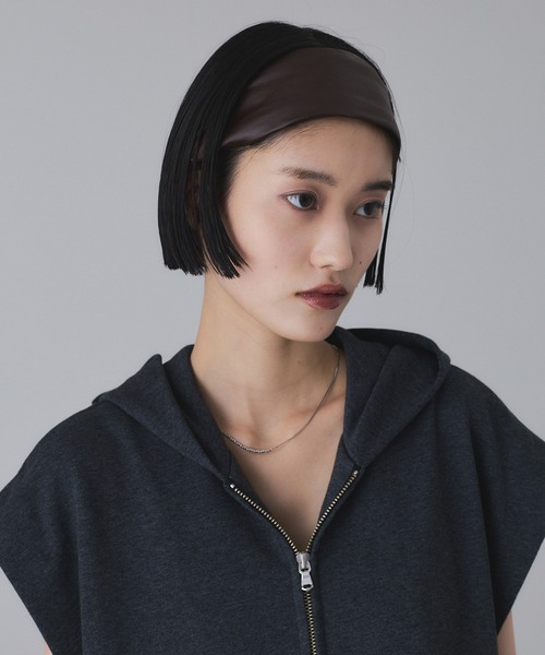 ADAM ET ROPE'(アダムエロペ)の「【サステナブル】ヘアバンド(ヘアバンド・レディース・ダークブラウン/ブラック・FREE)」の1枚目の写真