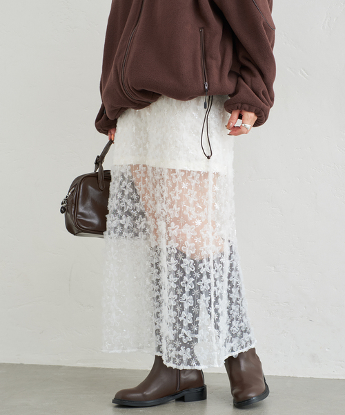 U by SPICK&SPAN(ユーバイスピックアンドスパン)の「フラワーチュールシアースカート(スカート・レディース・ホワイト/ブラック・FREE)」の2枚目の写真