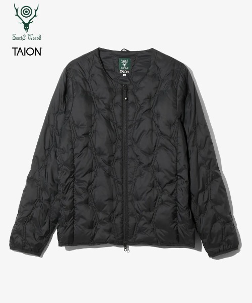 TAION（タイオン）の「【TAION(タイオン)×South2 West8(サウスツーウエストエイト) 】〈ユニセックス〉クルーネック ジップダウンジャケット（ダウンジャケット/コート・メンズ・ブラック/ライトグレー/ダークネイビー・L/M/S/XS）」の2枚目の写真