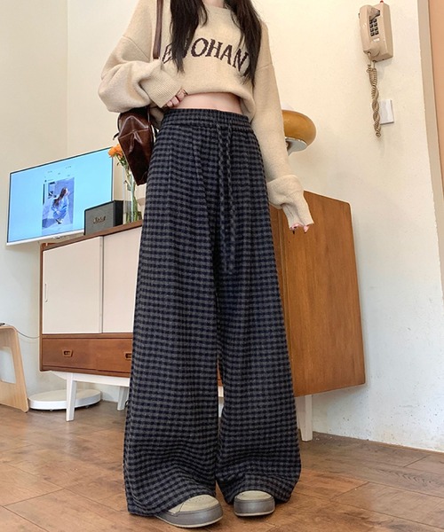2ly2（トゥーリートゥー）の「厚手素材のチェック柄ワイドパンツ（その他パンツ・レディース・ブラック・FREE）」の4枚目の写真
