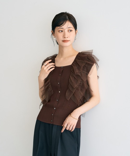 YECCA VECCA（イェッカヴェッカ）の「チュールラッフルノースリーブカーディガン（カーディガン/ボレロ・レディース・ブラック/ブラウン/ベージュ・FREE）」の2枚目の写真