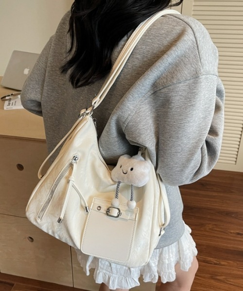 gossip!ロサンゼルス(ゴシップロサンゼルス)の「Y2K大容量ショルダー3WAYバッグ(ショルダー/クロスボディ/リュック/通勤通学対応/A5収納可/チャーム付き)(ショルダーバッグ・レディース・オフホワイト/ブルー/シルバー/ブラック・FREE)」の2枚目の写真