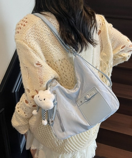 gossip!ロサンゼルス(ゴシップロサンゼルス)の「Y2K大容量ショルダー3WAYバッグ(ショルダー/クロスボディ/リュック/通勤通学対応/A5収納可/チャーム付き)(ショルダーバッグ・レディース・オフホワイト/ブルー/シルバー/ブラック・FREE)」の1枚目の写真