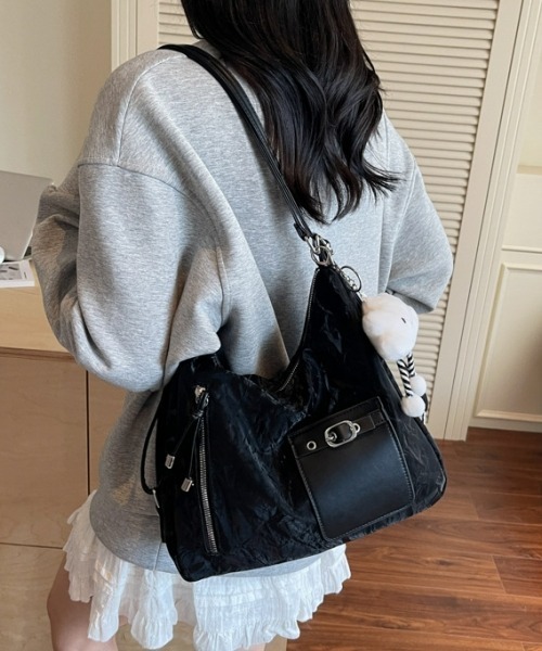 gossip!ロサンゼルス(ゴシップロサンゼルス)の「Y2K大容量ショルダー3WAYバッグ(ショルダー/クロスボディ/リュック/通勤通学対応/A5収納可/チャーム付き)(ショルダーバッグ・レディース・オフホワイト/ブルー/シルバー/ブラック・FREE)」の6枚目の写真