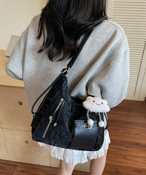 gossip!ロサンゼルス(ゴシップロサンゼルス)の「Y2K大容量ショルダー3WAYバッグ(ショルダー/クロスボディ/リュック/通勤通学対応/A5収納可/チャーム付き)(ショルダーバッグ・レディース・オフホワイト/ブルー/シルバー/ブラック・FREE)」の5枚目の写真
