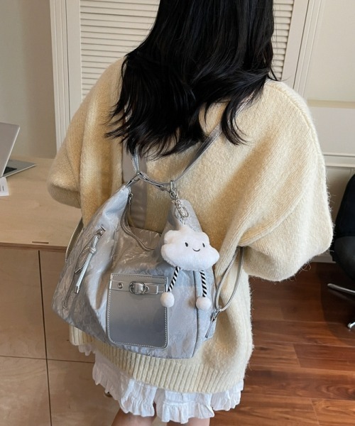 gossip!ロサンゼルス(ゴシップロサンゼルス)の「Y2K大容量ショルダー3WAYバッグ(ショルダー/クロスボディ/リュック/通勤通学対応/A5収納可/チャーム付き)(ショルダーバッグ・レディース・オフホワイト/ブルー/シルバー/ブラック・FREE)」の9枚目の写真