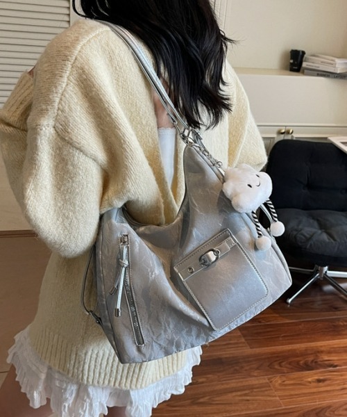 gossip!ロサンゼルス(ゴシップロサンゼルス)の「Y2K大容量ショルダー3WAYバッグ(ショルダー/クロスボディ/リュック/通勤通学対応/A5収納可/チャーム付き)(ショルダーバッグ・レディース・オフホワイト/ブルー/シルバー/ブラック・FREE)」の10枚目の写真