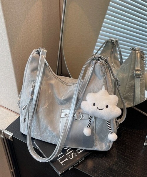 gossip!ロサンゼルス(ゴシップロサンゼルス)の「Y2K大容量ショルダー3WAYバッグ(ショルダー/クロスボディ/リュック/通勤通学対応/A5収納可/チャーム付き)(ショルダーバッグ・レディース・オフホワイト/ブルー/シルバー/ブラック・FREE)」の12枚目の写真
