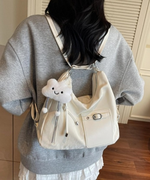 gossip!ロサンゼルス(ゴシップロサンゼルス)の「Y2K大容量ショルダー3WAYバッグ(ショルダー/クロスボディ/リュック/通勤通学対応/A5収納可/チャーム付き)(ショルダーバッグ・レディース・オフホワイト/ブルー/シルバー/ブラック・FREE)」の19枚目の写真