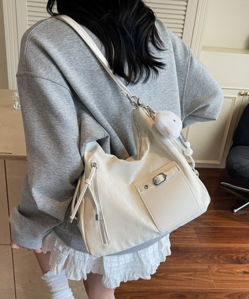 gossip!ロサンゼルス(ゴシップロサンゼルス)の「Y2K大容量ショルダー3WAYバッグ(ショルダー/クロスボディ/リュック/通勤通学対応/A5収納可/チャーム付き)(ショルダーバッグ・レディース・オフホワイト/ブルー/シルバー/ブラック・FREE)」の20枚目の写真