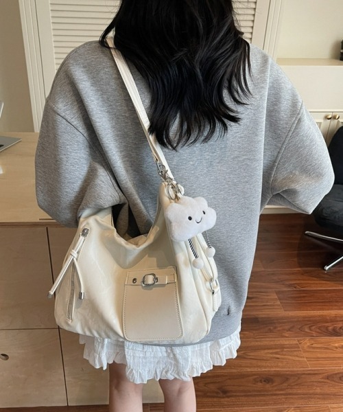 gossip!ロサンゼルス(ゴシップロサンゼルス)の「Y2K大容量ショルダー3WAYバッグ(ショルダー/クロスボディ/リュック/通勤通学対応/A5収納可/チャーム付き)(ショルダーバッグ・レディース・オフホワイト/ブルー/シルバー/ブラック・FREE)」の17枚目の写真
