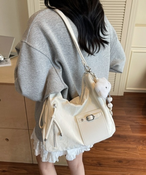 gossip!ロサンゼルス(ゴシップロサンゼルス)の「Y2K大容量ショルダー3WAYバッグ(ショルダー/クロスボディ/リュック/通勤通学対応/A5収納可/チャーム付き)(ショルダーバッグ・レディース・オフホワイト/ブルー/シルバー/ブラック・FREE)」の16枚目の写真