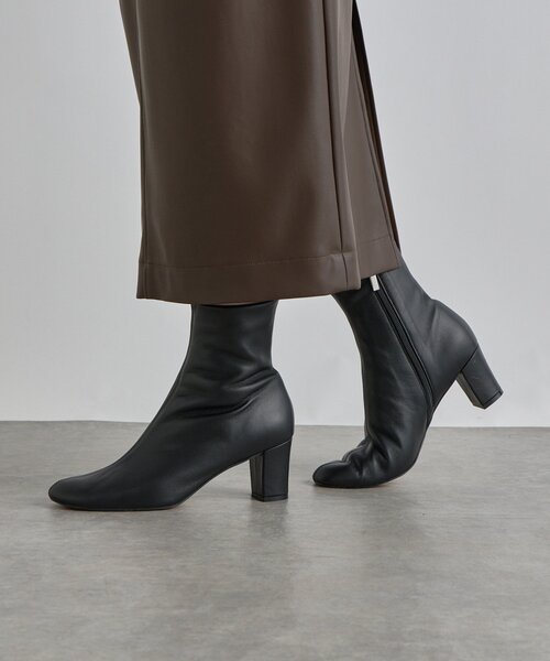 RIVE DROITE（リヴドロワ）の「【安定感◎】ラウンドトゥショートブーツ（ブーツ・レディース・ベージュ/ブラック・38/37/36）」の2枚目の写真